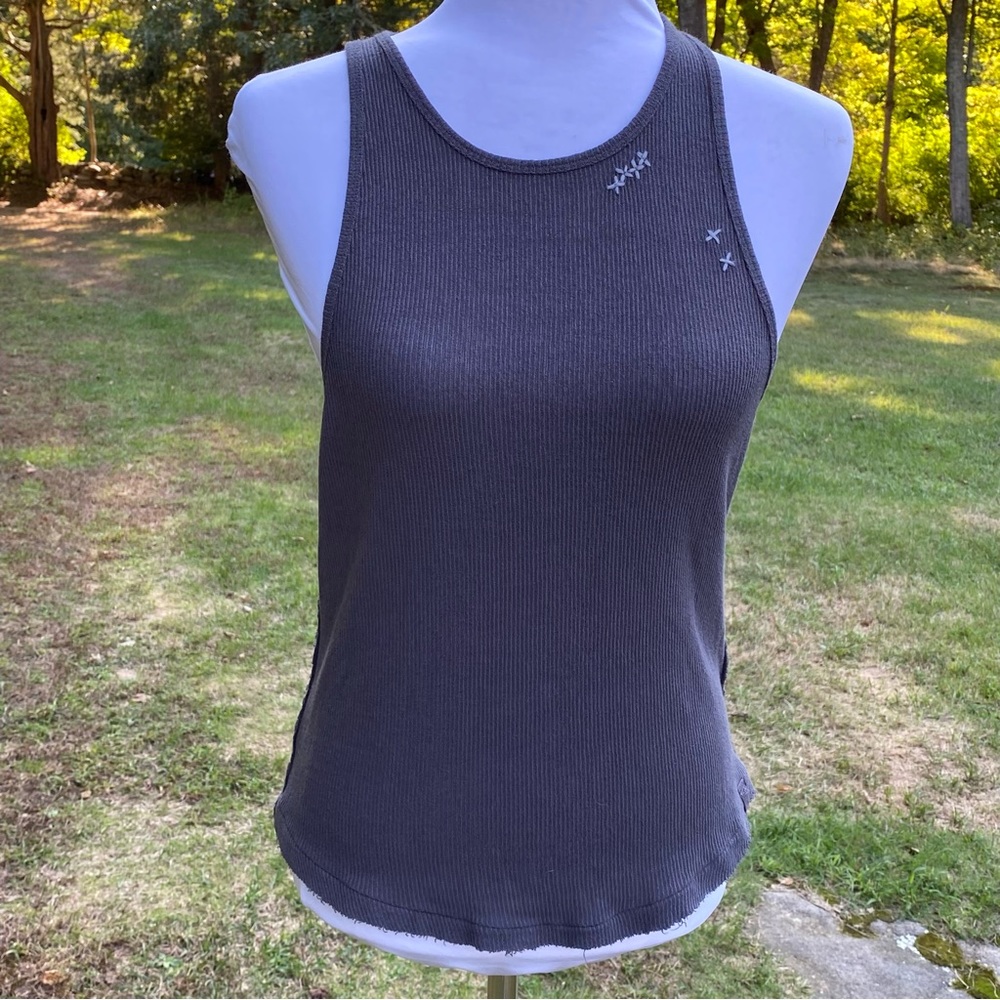 WE THE FREE TOP TANK GRAY RIBBED SLEEVELESS DISTRESSED SCOOP NECK SIZE M